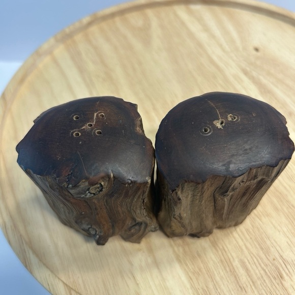Vintage Rustic Wood Log Salt Pepper Shakers Cabin Mountain Decor Handcrafted - Picture 7 of 8